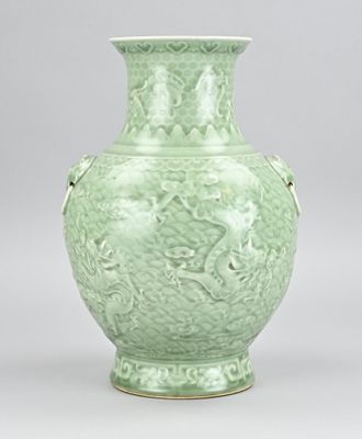 vase vert avec des anses en forme de dragon sur fond blanc