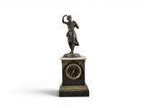 une statue représentant une femme tenant une horloge, posée sur un socle