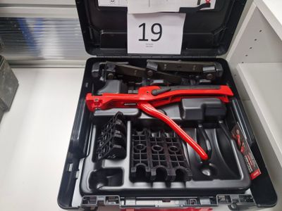 une trousse à outils rangée dans un coffret