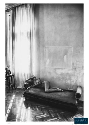 une photo en noir et blanc d'une femme allongée sur un lit