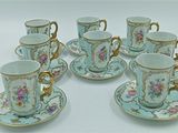 six tasses et soucoupes posées sur une table blanche