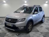 la photo d'une voiture argentée garée dans un garage