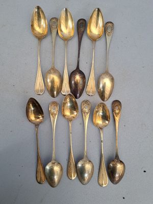 un grand nombre de cuillères posées sur une table