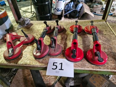 un grand nombre d'outils posés sur une table