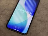 un téléphone posé sur une table à côté d'une étiquette de prix