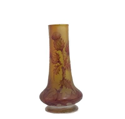 un vase en verre avec un motif floral