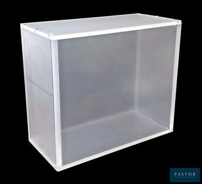 une boîte en plastique transparent avec un couvercle, sur fond noir