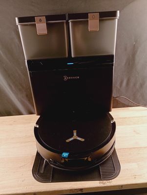 une cafetière posée sur une table en bois