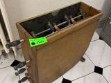 une caisse en bois contenant plusieurs bouteilles