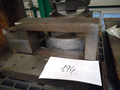 une photo d'une machine sur laquelle est posé un morceau de papier