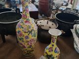 de nombreux vases et assiettes sur la table dans cette pièce