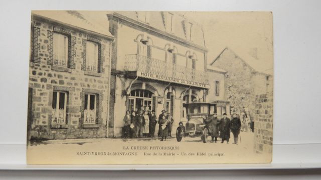 St-Yrieix-la-Montagne Rue la Mairie (Arrivée d’un Autobus). TBE.