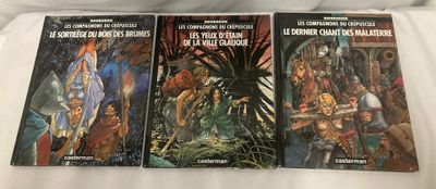 trois livres posés sur un lit aux draps blancs et aux draps blancs