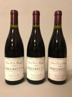 trois bouteilles de vin sont alignées sur une table