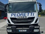 un camion blanc garé dans un parking