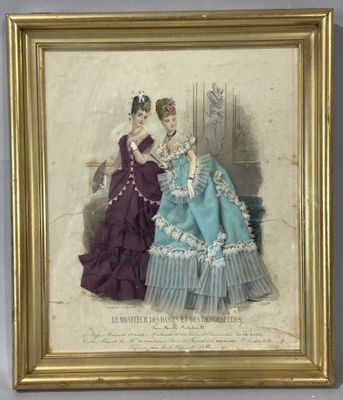 une photo d'époque représentant deux femmes en robe bleue assises sur un canapé