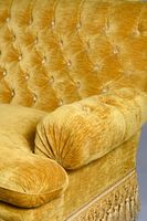 Canapé confortable en velours jaune. (photo 4)