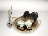 un panier sur lequel sont posées une paire de sandales et des fleurs