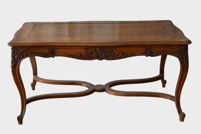 image d'une table avec un plateau en bois sur fond blanc