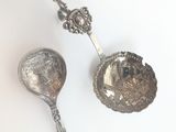 deux cuillères et une cuillère reposent sur une surface blanche