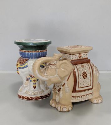 two vases that are sitting next to each other