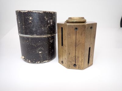 paire de boîtes anciennes en bois avec des poignées en métal, posées sur un support blanc