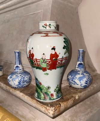 trois vases posés sur une étagère, ornés de motifs asiatiques