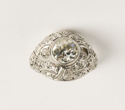 gros plan d'une bague en diamant sur une surface blanche