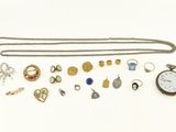 une collection de bijoux comprenant une montre de poche et une chaîne