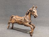 un cheval de bois posé sur une surface grise