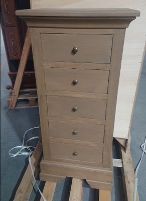 une petite commode posée sur une palette
