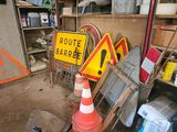 un garage contenant beaucoup de matériel de chantier