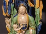 l'image d'une statue représentant une femme tenant un bébé dans ses bras