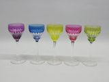 quatre verres à vin de couleurs différentes sont alignés en rangée