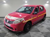 la photo d'une voiture rouge garée dans un garage