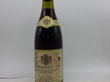une bouteille de vin posée sur une table
