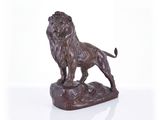 statue d'un lion debout sur un rocher, posée sur un fond blanc