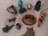 un grand nombre d'objets différents sur une table