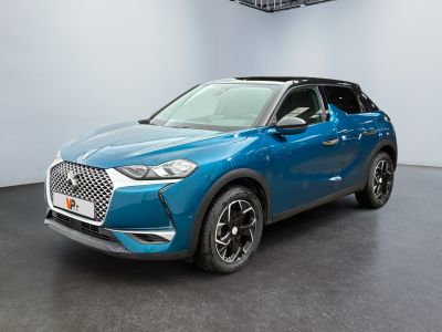 un SUV bleu garé dans un showroom au sol noir