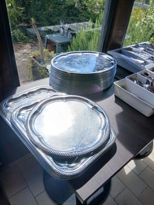 Plusieurs plateaux de nourriture sont posés sur une table devant une fenêtre.