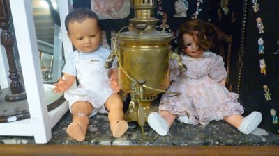 deux poupées assises à côté d'un trophée en or