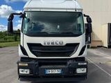 un camion blanc garé dans un parking