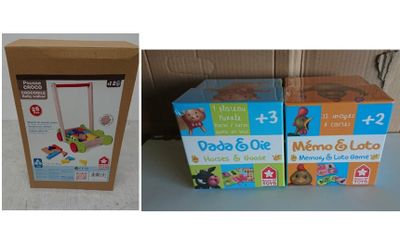 deux boîtes de jouets posées sur une table