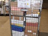 un chariot chargé de cartons et muni d'une pancarte, dans un entrepôt