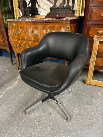 Fauteuil en skaï noir style starfor, piètement métal 