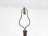 l'image d'une lampe posée sur une table