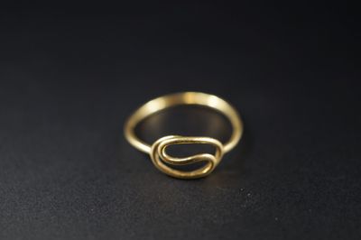 un anneau d'or sur une surface noire