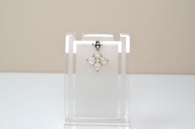une petite vitrine transparente ornée d'une croix