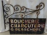 cadre de lit en fer forgé avec une pancarte indiquant « Boucherre Charoutre Goes Sende »