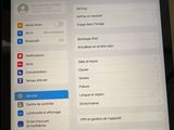 une image montrant un gros plan d'une tablette avec un menu à l'écran